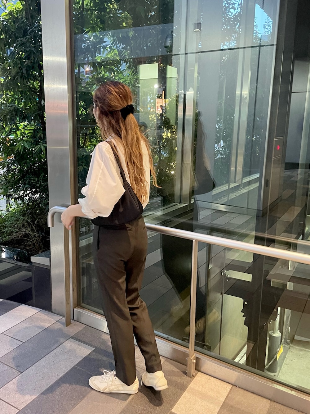 ホワイト系のタンクトップ、グレー系のその他パンツ、ベージュ系のスニーカーを着用したレディースの夏コーディネートの3枚目の写真