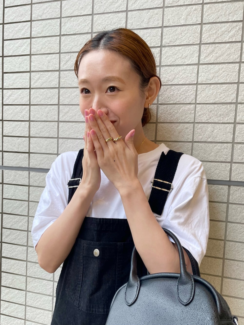 ブラック系のサロペット/オーバーオール、ブラック系のハンドバッグ、ブラック系のローファーを着用したレディースの春コーディネートの3枚目の写真