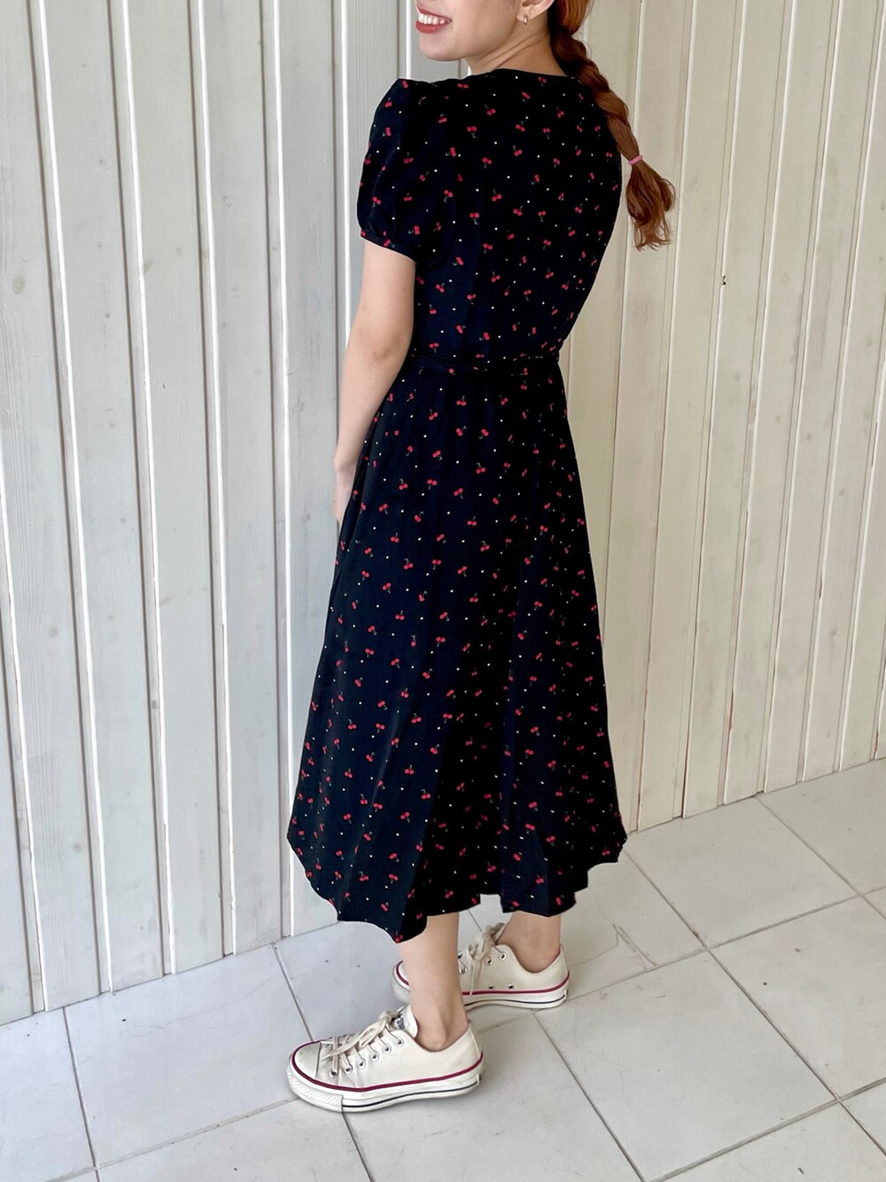 ブラック系のワンピースを着用したレディースの春コーディネートの2枚目の写真