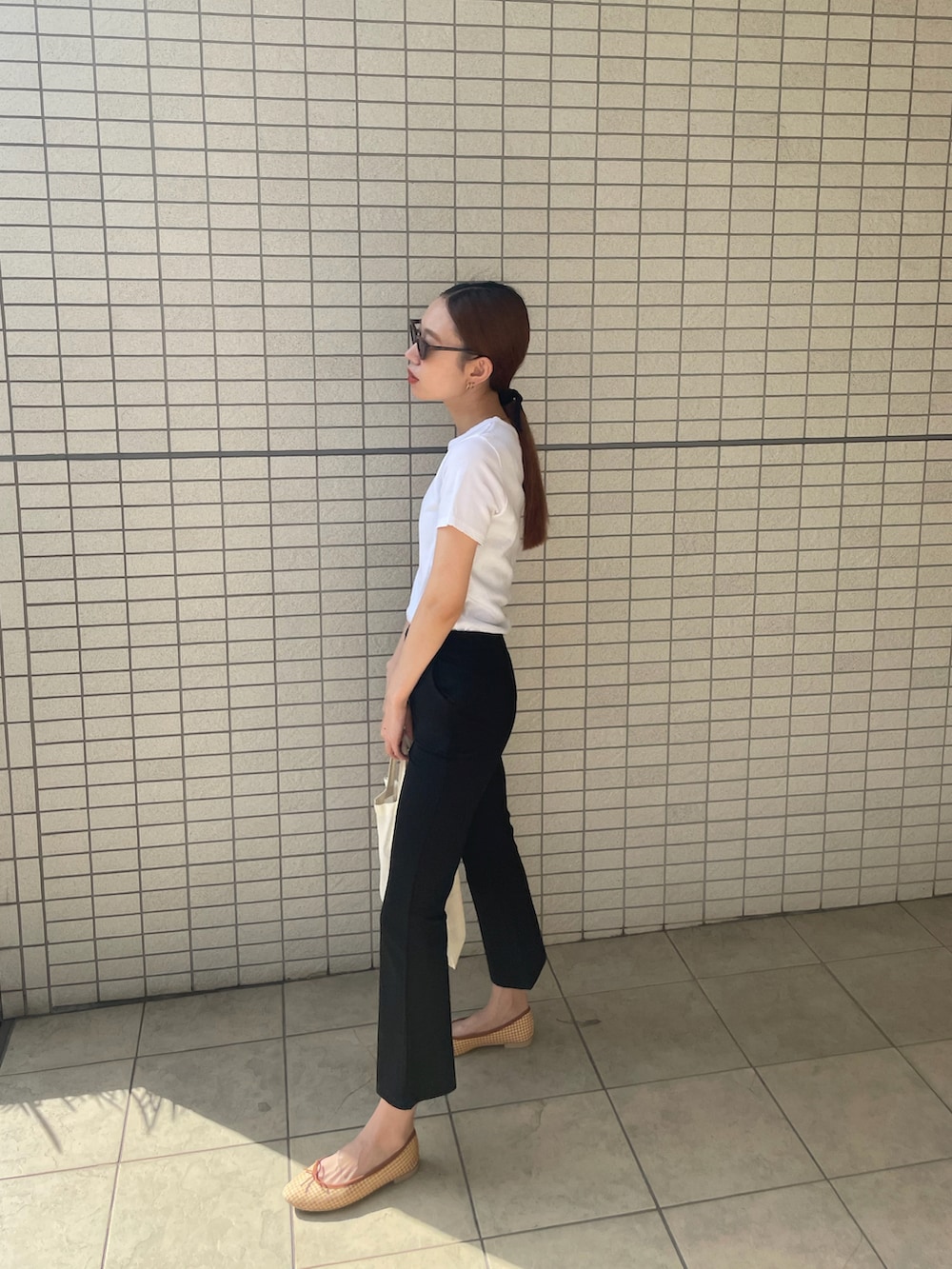 ホワイト系のTシャツ/カットソー、ブラック系のその他パンツ、その他のバレエシューズを着用したレディースの夏コーディネートの2枚目の写真