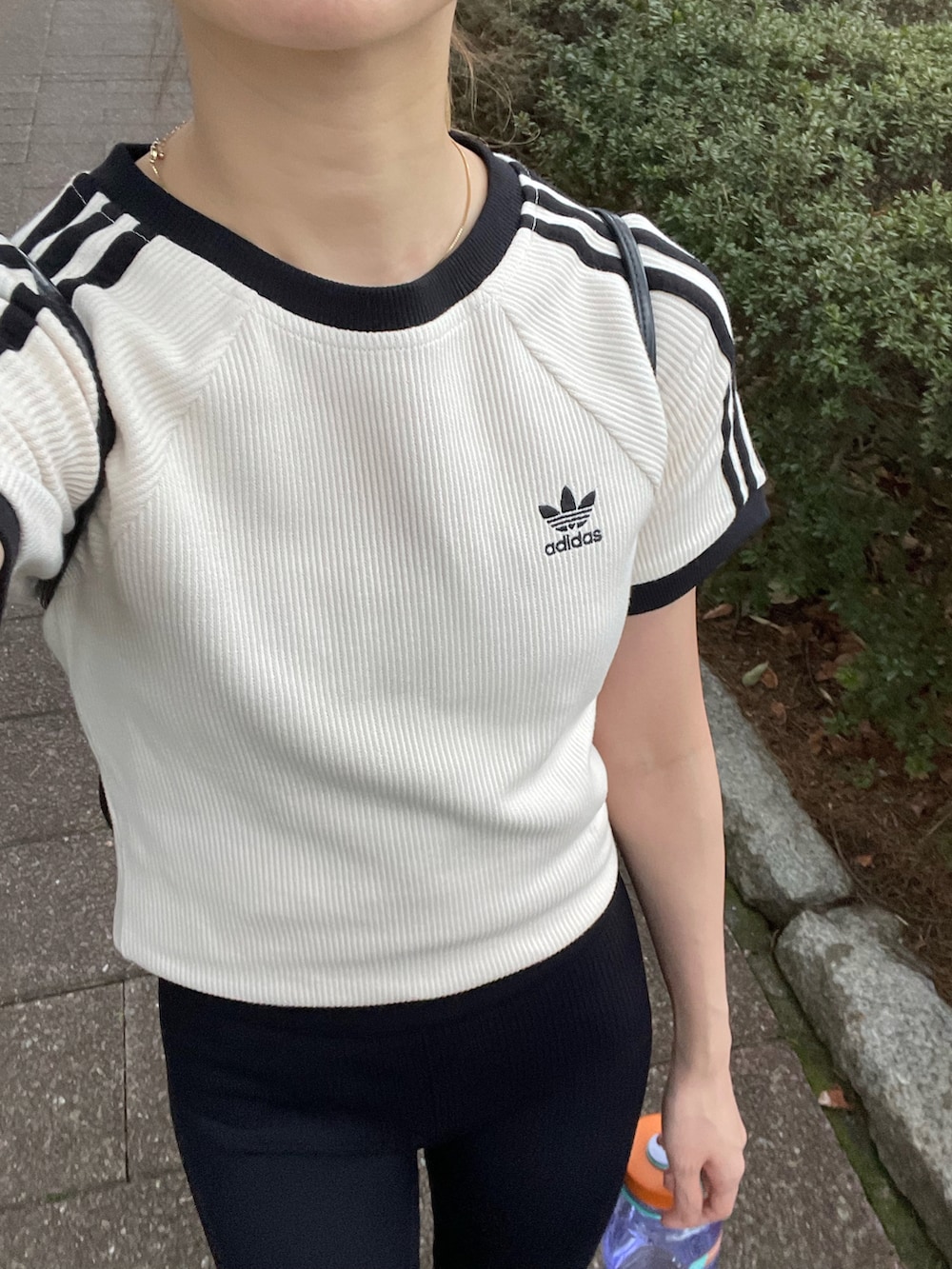 ホワイト系のTシャツ/カットソー、ホワイト系のスニーカーを着用したレディースの春コーディネートの3枚目の写真