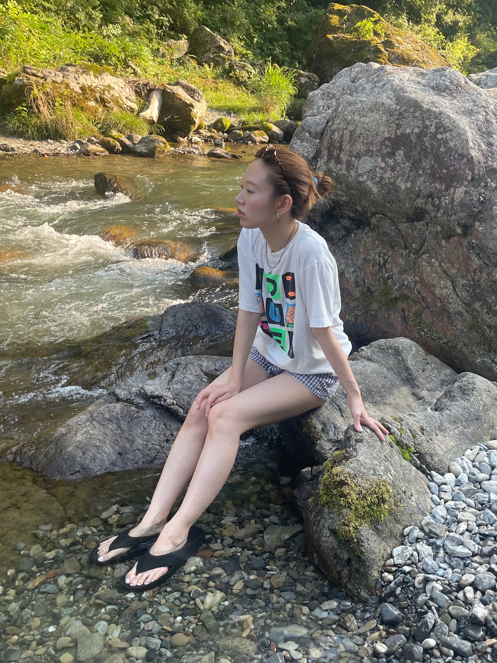 ホワイト系のTシャツ/カットソー、ブルー系のパンツを着用したレディースの夏コーディネートの2枚目の写真