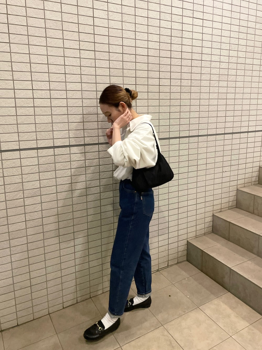 ホワイト系のシャツ/ブラウス、ブラック系のローファーを着用したレディースの春コーディネートの2枚目の写真