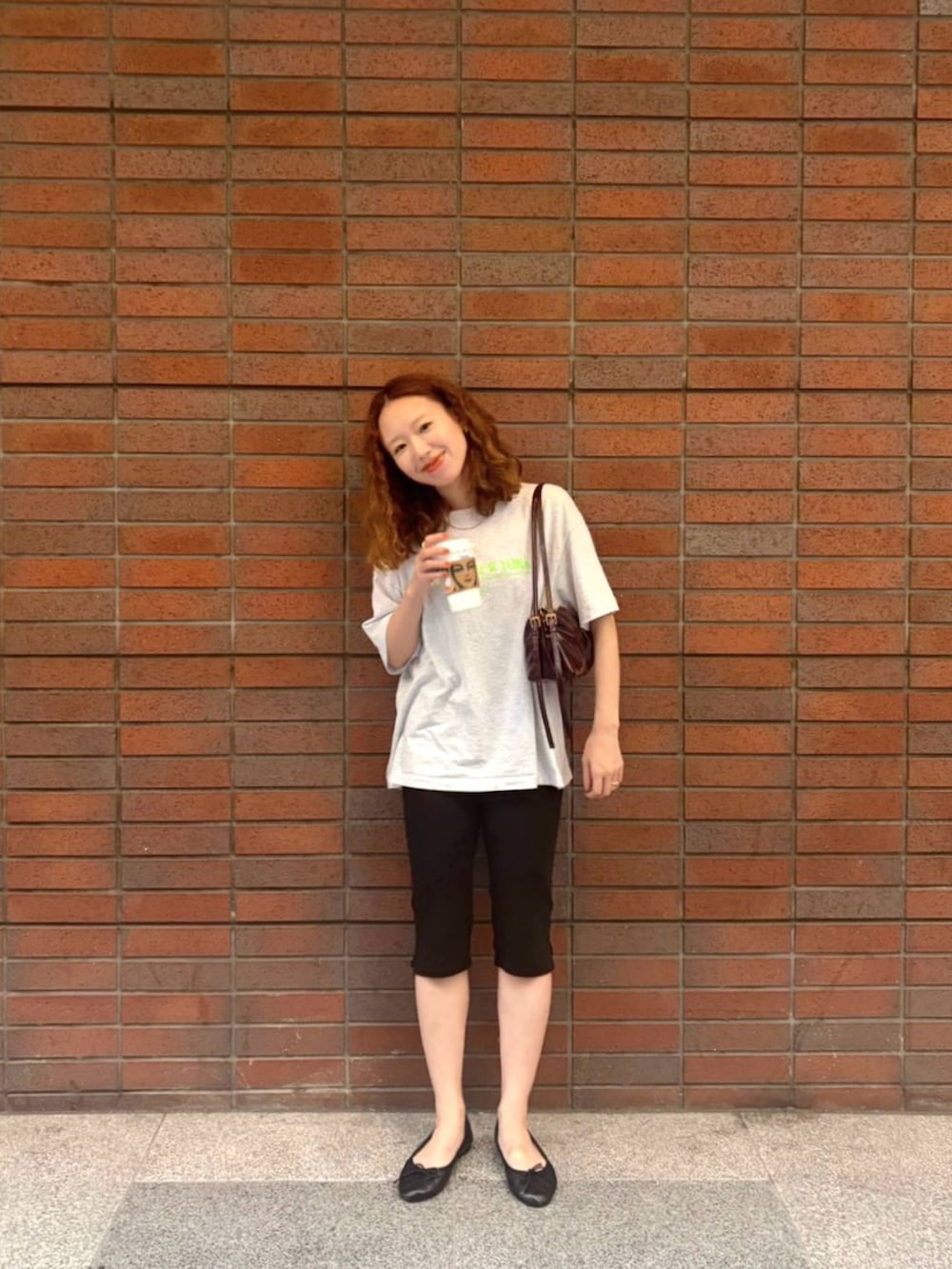グレー系のTシャツ/カットソー、ブラック系のその他パンツを着用したレディースの夏コーディネートの2枚目の写真