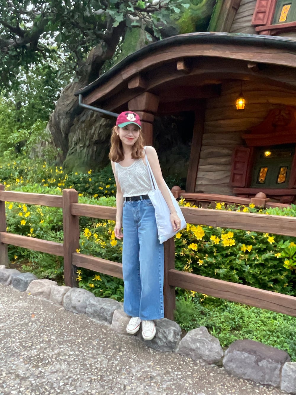 ホワイト系のタンクトップ、ブルー系のデニムパンツを着用したレディースの夏コーディネートの2枚目の写真