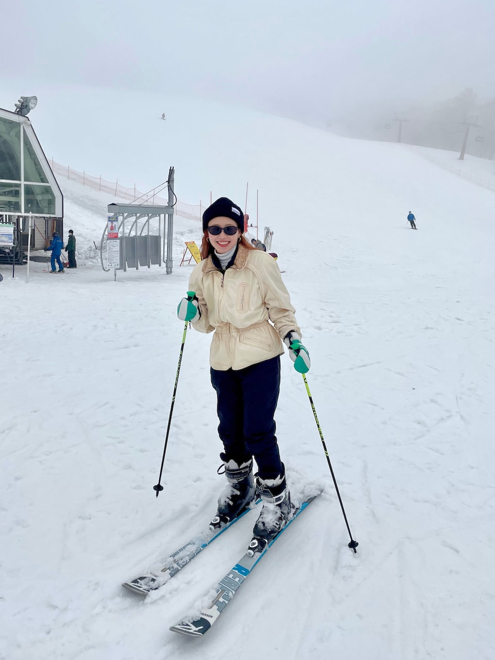 ブラック系のニットキャップ/ビーニーを着用したレディースの春コーディネートの2枚目の写真