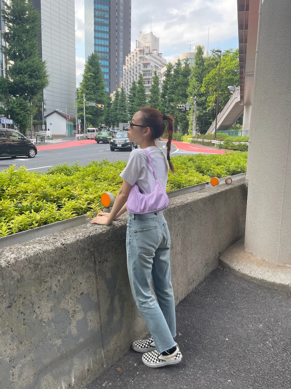 ホワイト系のTシャツ/カットソー、パープル系のハンドバッグ、ブルー系のデニムパンツを着用したレディースの夏コーディネートの2枚目の写真