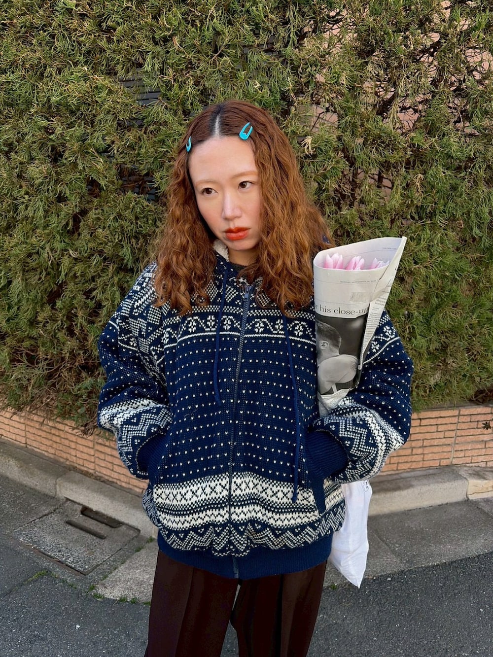 ブラウン系のスラックス、ブルー系のジャケット/アウターを着用したレディースの冬コーディネートの2枚目の写真