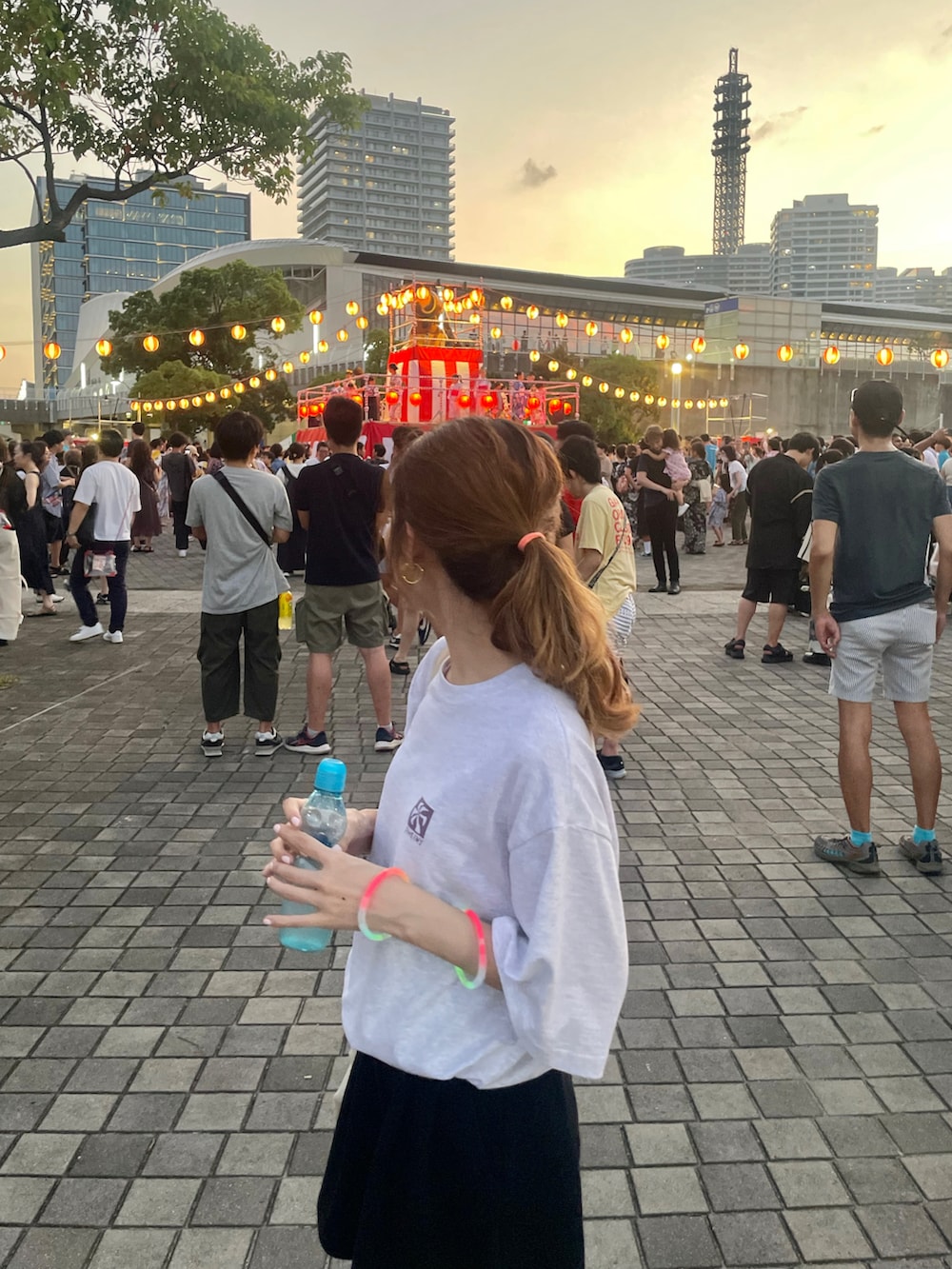 グレー系のTシャツ/カットソー、ブラック系のその他パンツ、シルバー系のバレエシューズを着用したレディースの夏コーディネートの2枚目の写真