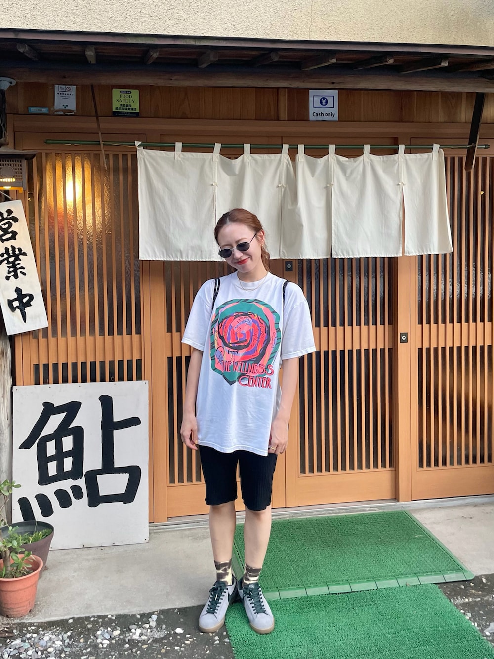 ブラック系のその他パンツ、ホワイト系のTシャツ/カットソー、グレー系のスニーカーを着用したレディースの秋コーディネートの2枚目の写真