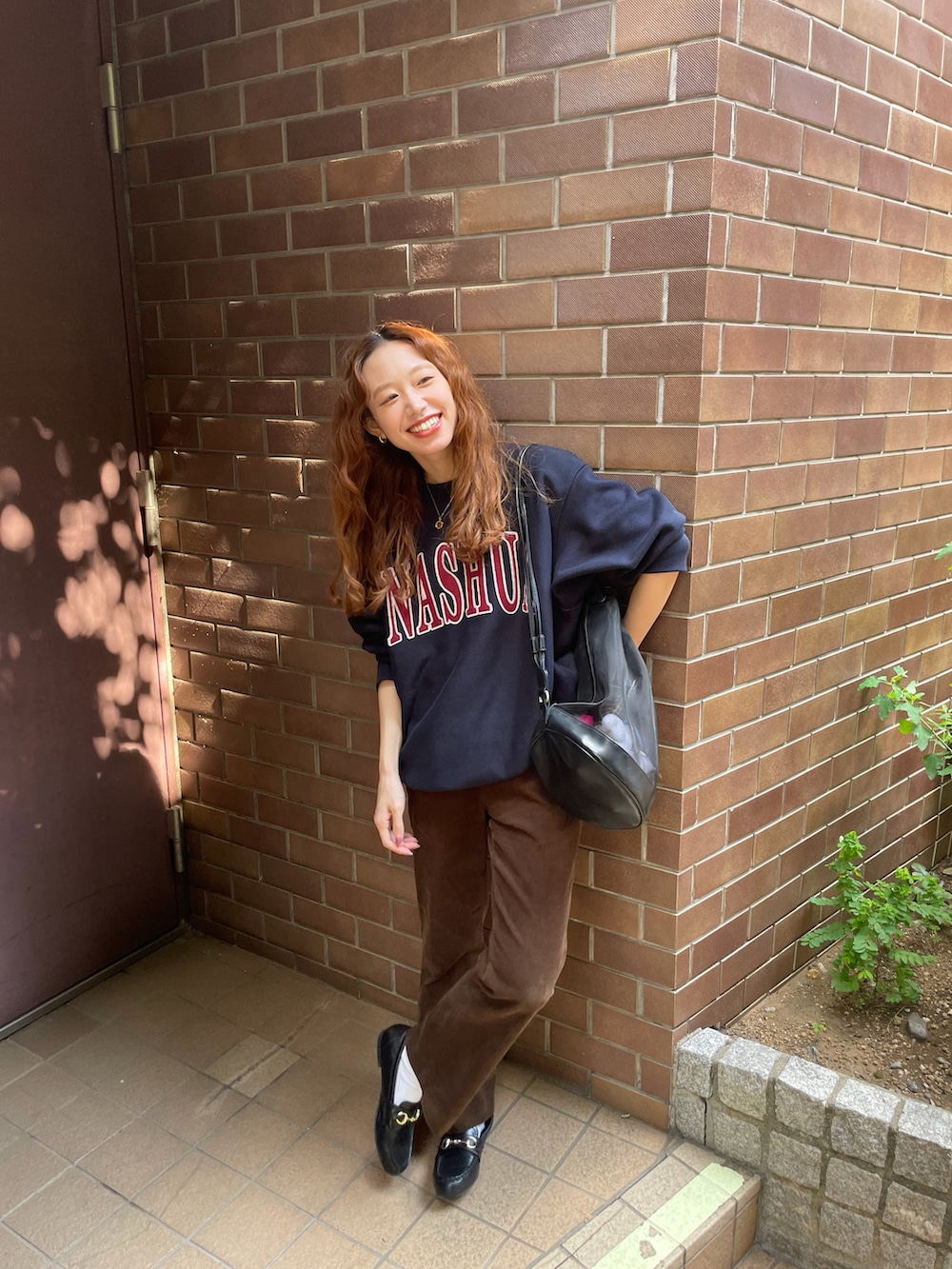 ブルー系のスウェット、ブラック系のローファーを着用したレディースの秋コーディネートの3枚目の写真