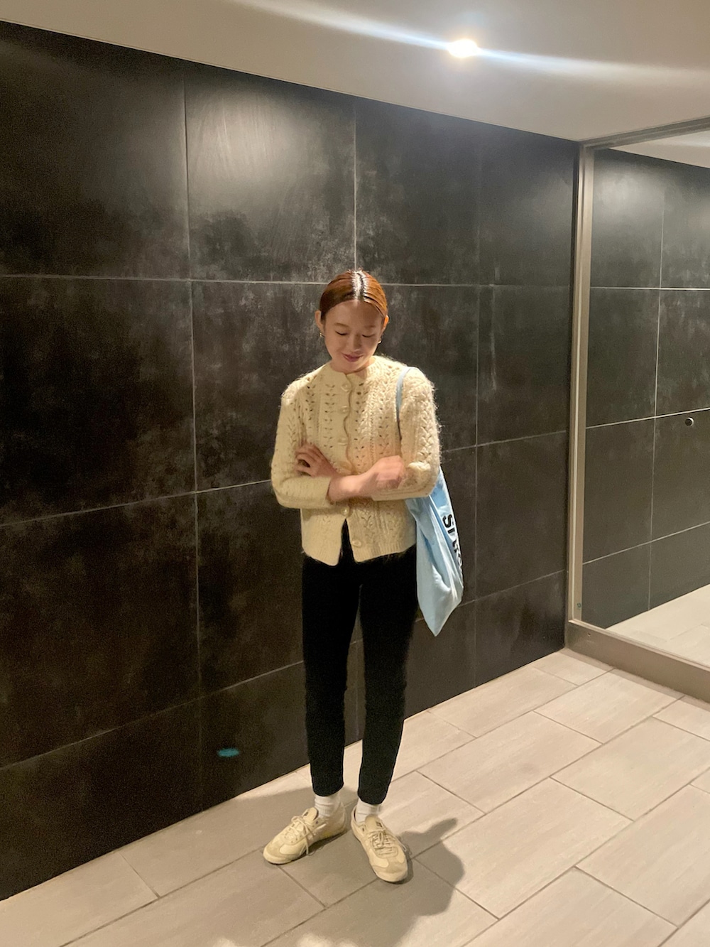 ホワイト系のカーディガン/ボレロ、ベージュ系のスニーカーを着用したレディースの春コーディネートの2枚目の写真