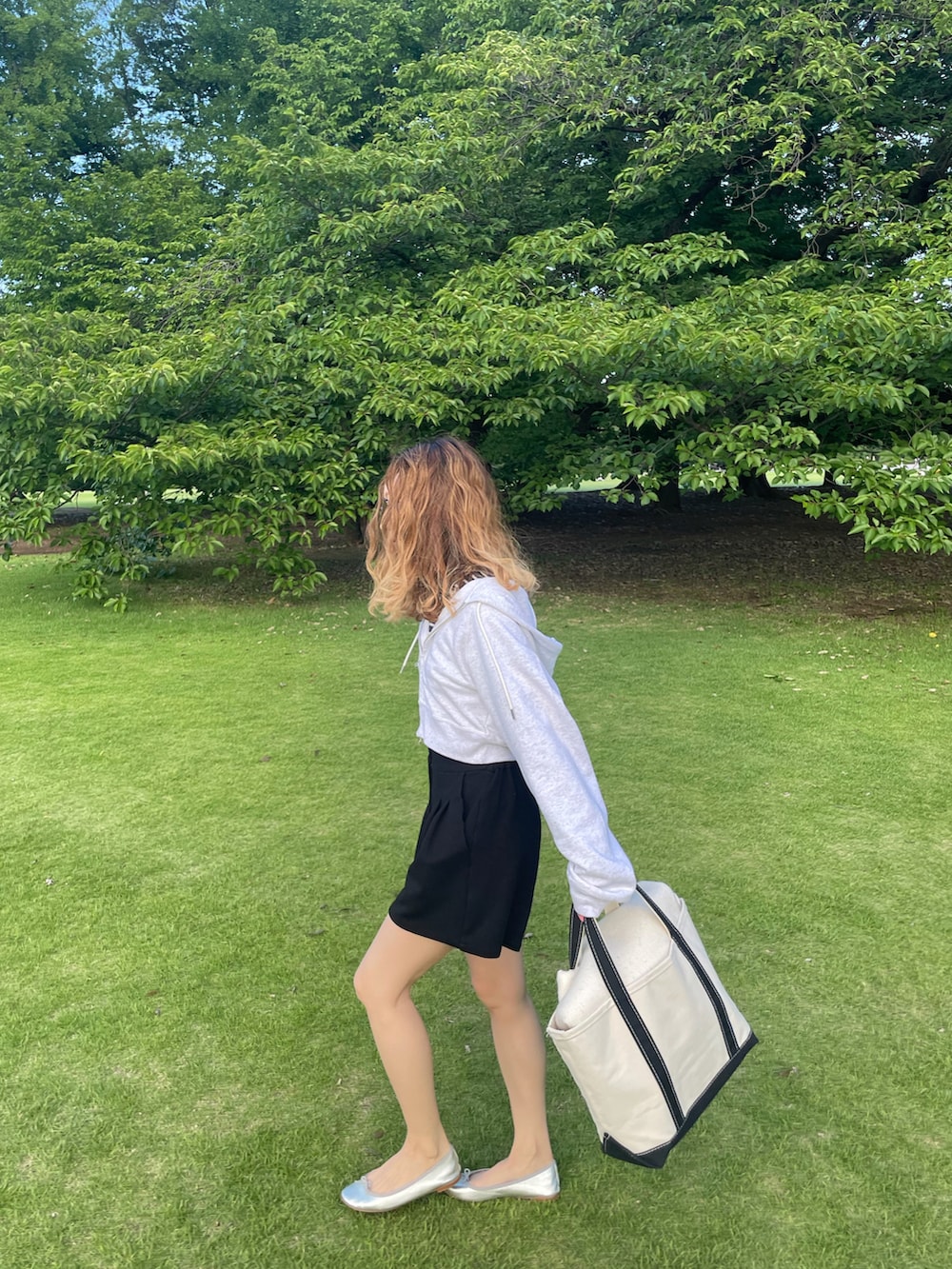 グレー系のパーカー、ブラック系のその他パンツ、ブラック系のトートバッグを着用したレディースの夏コーディネートの2枚目の写真