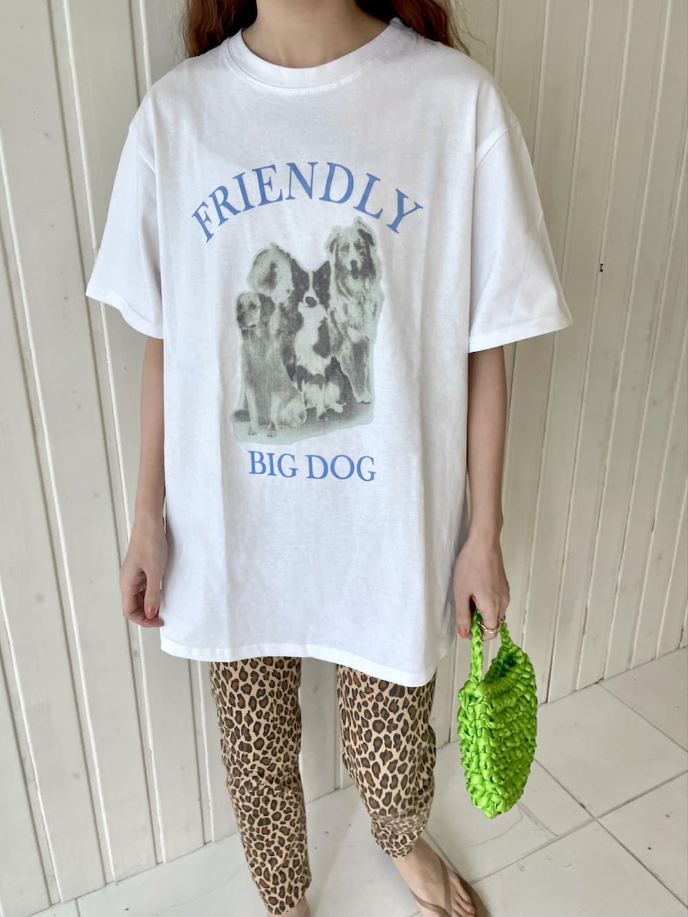 ホワイト系のTシャツ/カットソー、グリーン系のハンドバッグ、その他のデニムパンツを着用したレディースの春コーディネートの2枚目の写真