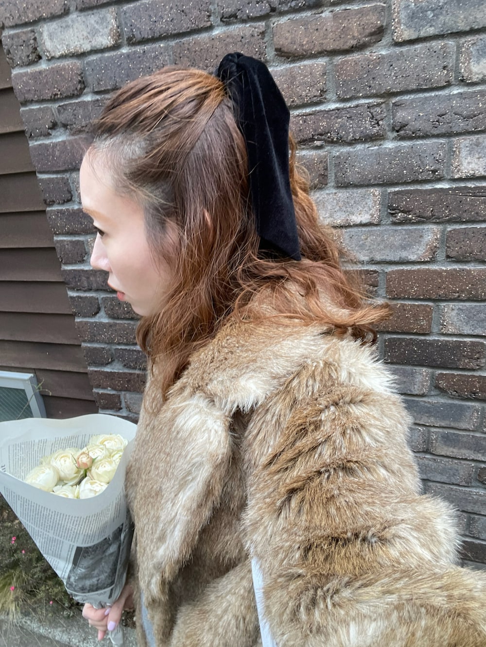 グレー系のニット/セーター、ベージュ系のジャケット/アウターを着用したレディースの冬コーディネートの2枚目の写真