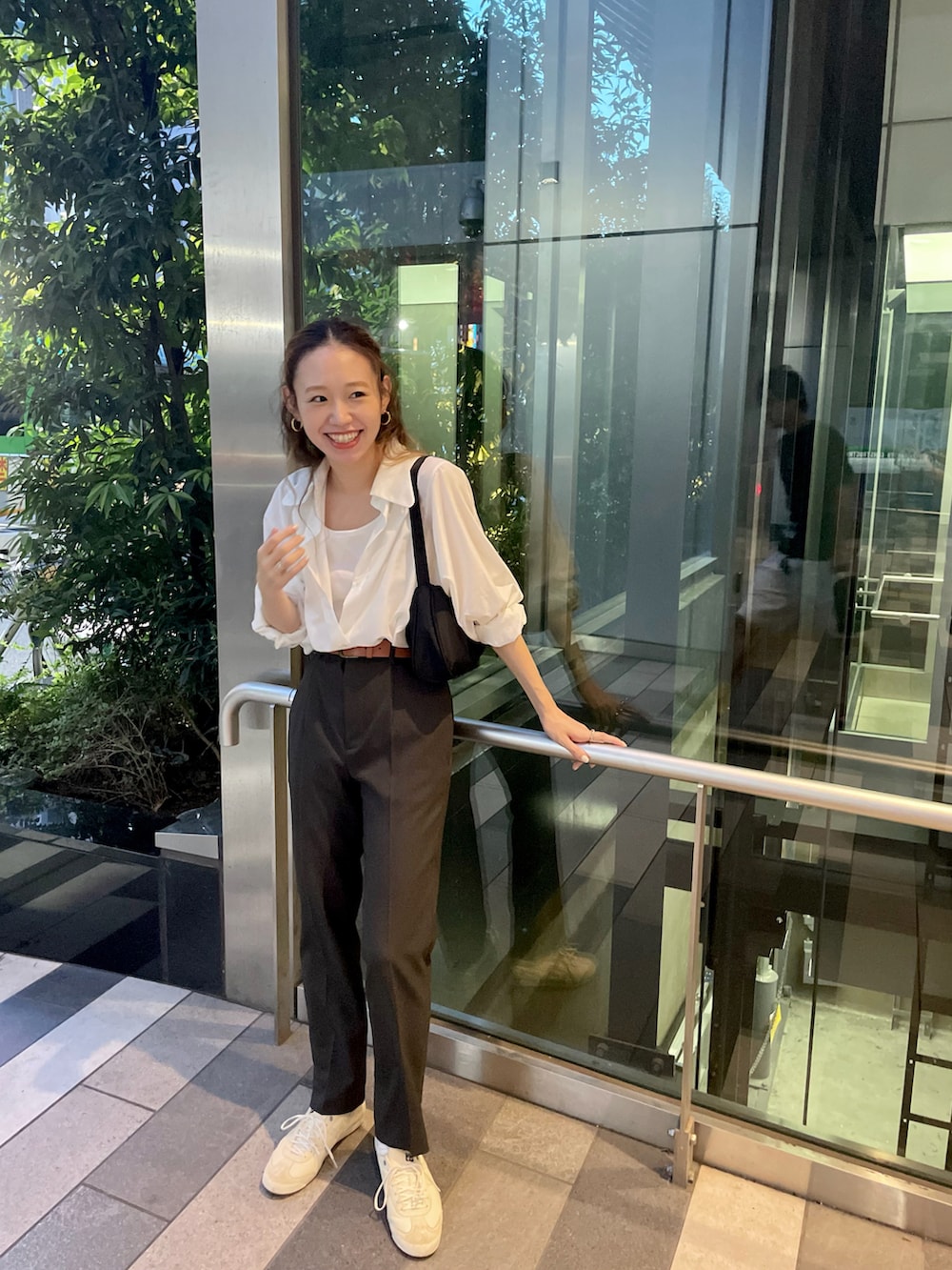 ホワイト系のタンクトップ、グレー系のその他パンツ、ベージュ系のスニーカーを着用したレディースの夏コーディネートの2枚目の写真