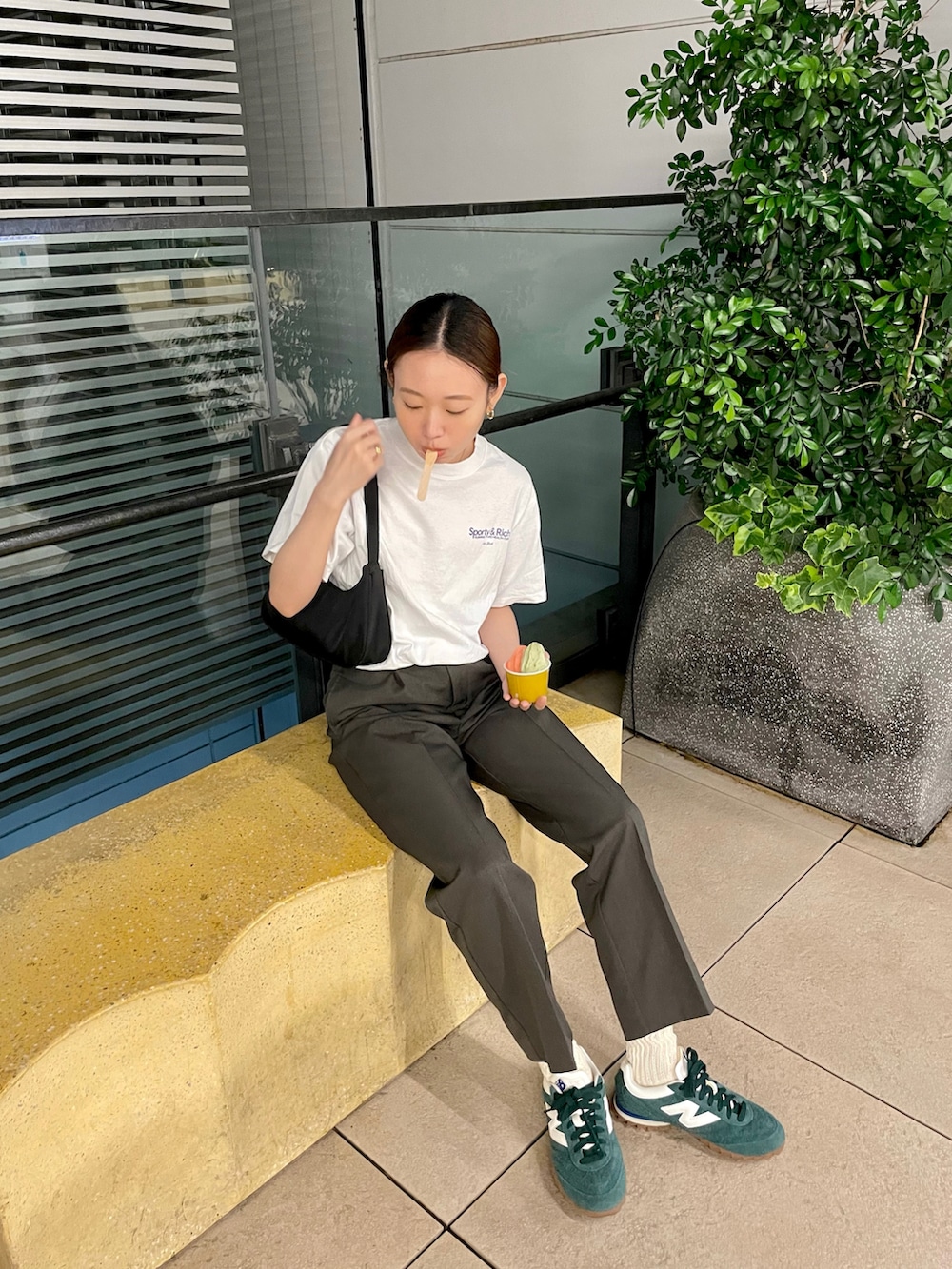 ホワイト系のTシャツ/カットソー、グリーン系のスニーカー、ベージュ系のソックス/靴下を着用したレディースの春コーディネートの2枚目の写真