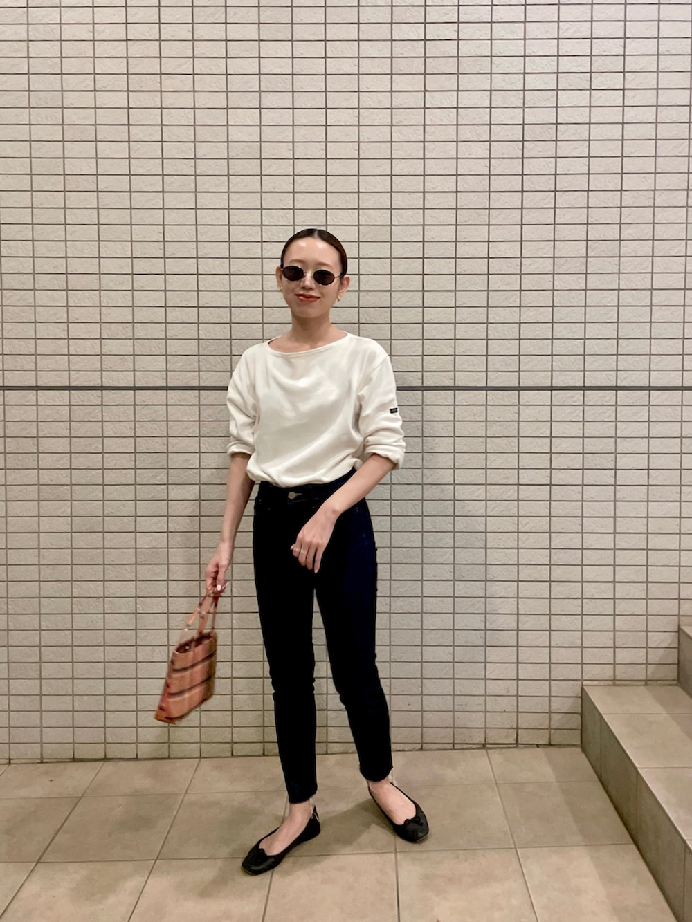 ホワイト系のTシャツ/カットソー、ブラック系のバレエシューズ、その他のトートバッグを着用したレディースの夏コーディネートの2枚目の写真