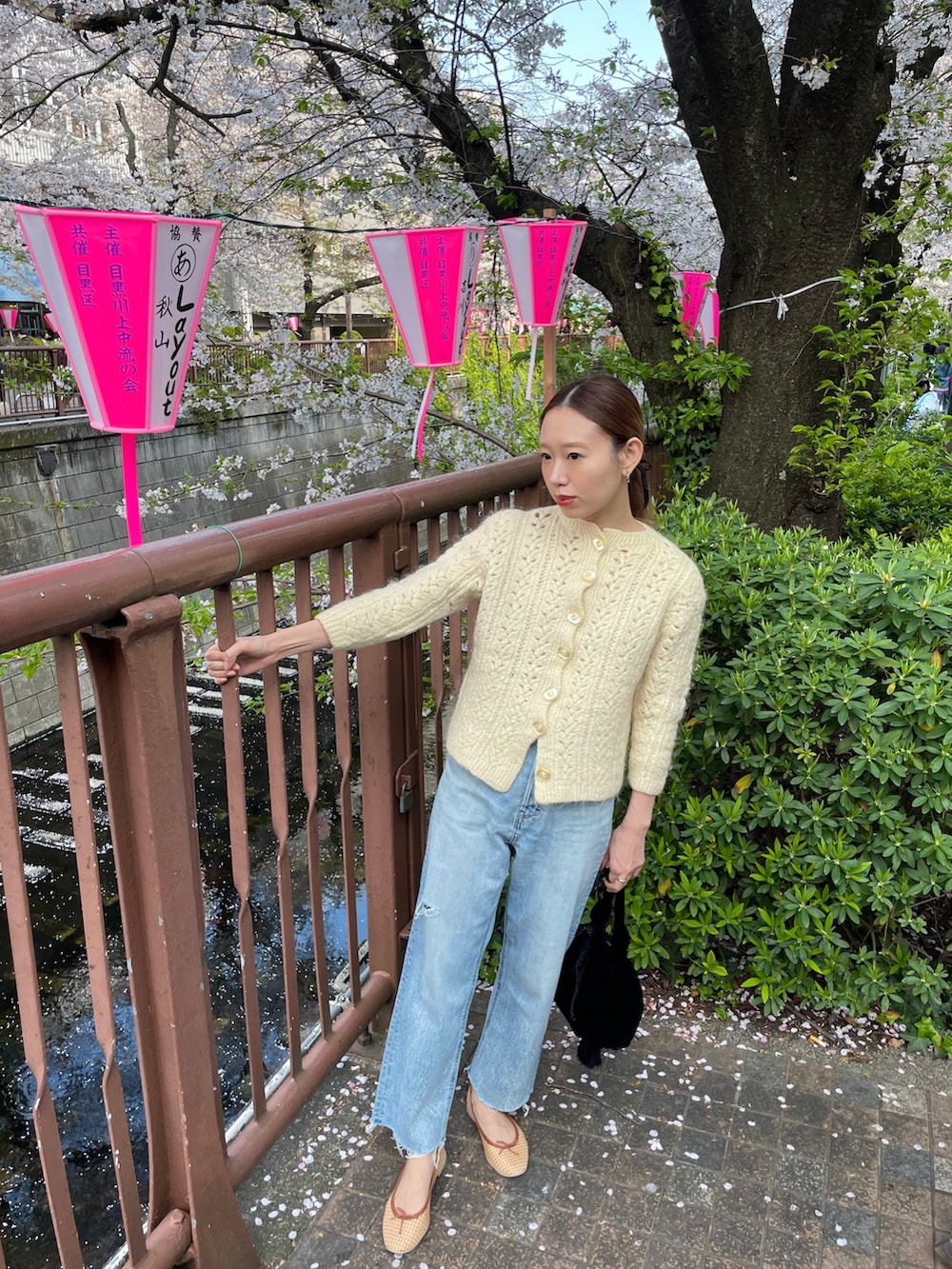 ベージュ系のニット/セーター、ブルー系のデニムパンツ、その他のバレエシューズを着用したレディースの春コーディネートの2枚目の写真