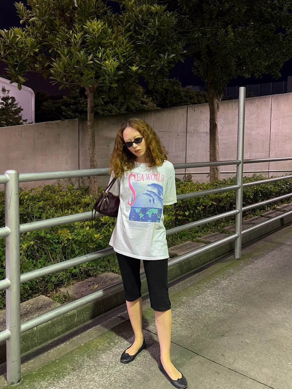 グレー系のTシャツ/カットソー、ブラック系のその他パンツ、ブラック系のバレエシューズを着用したレディースの秋コーディネートの2枚目の写真