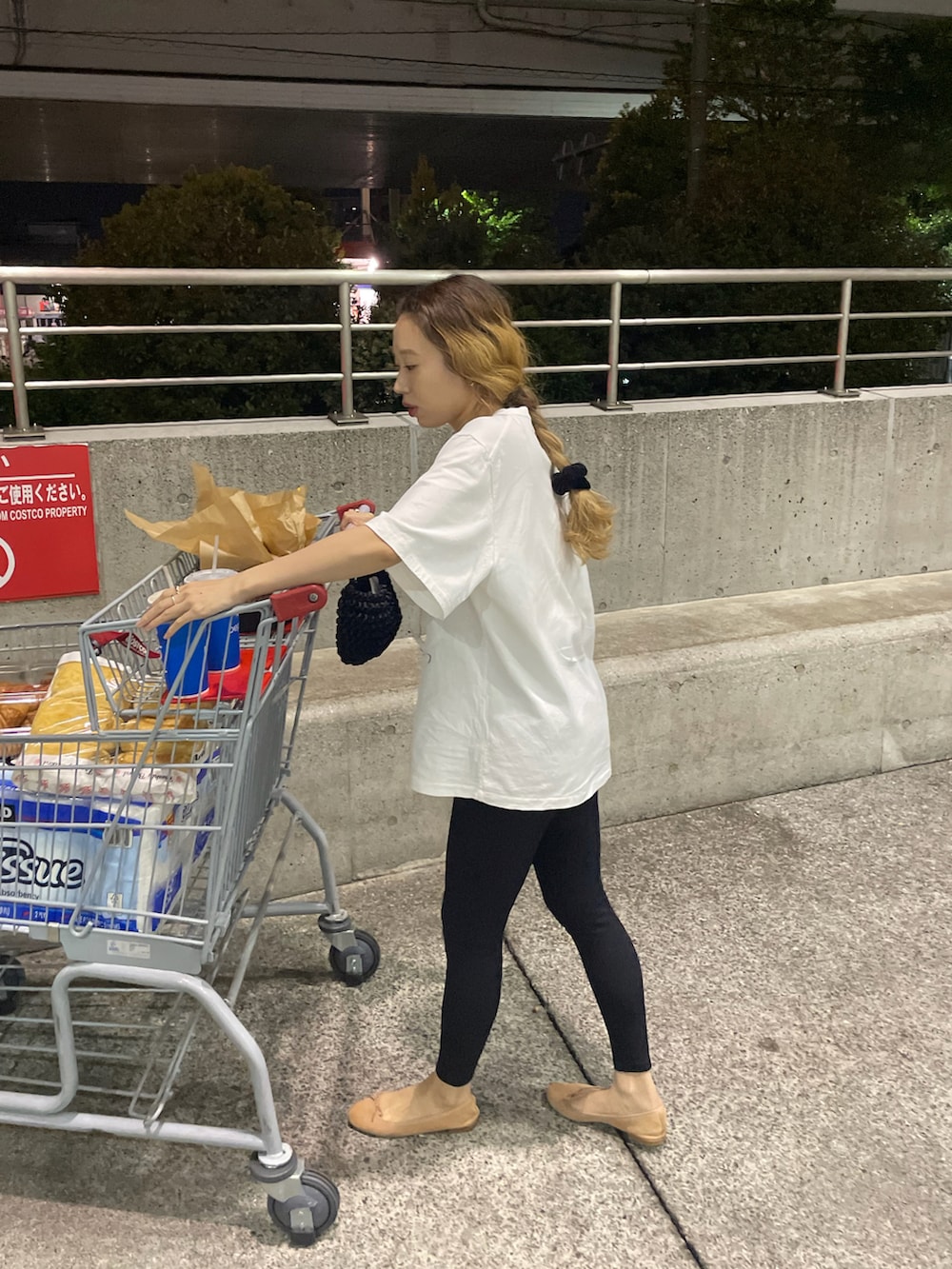 ホワイト系のTシャツ/カットソー、ブラック系のハンドバッグ、ベージュ系のバレエシューズを着用したレディースの春コーディネートの2枚目の写真