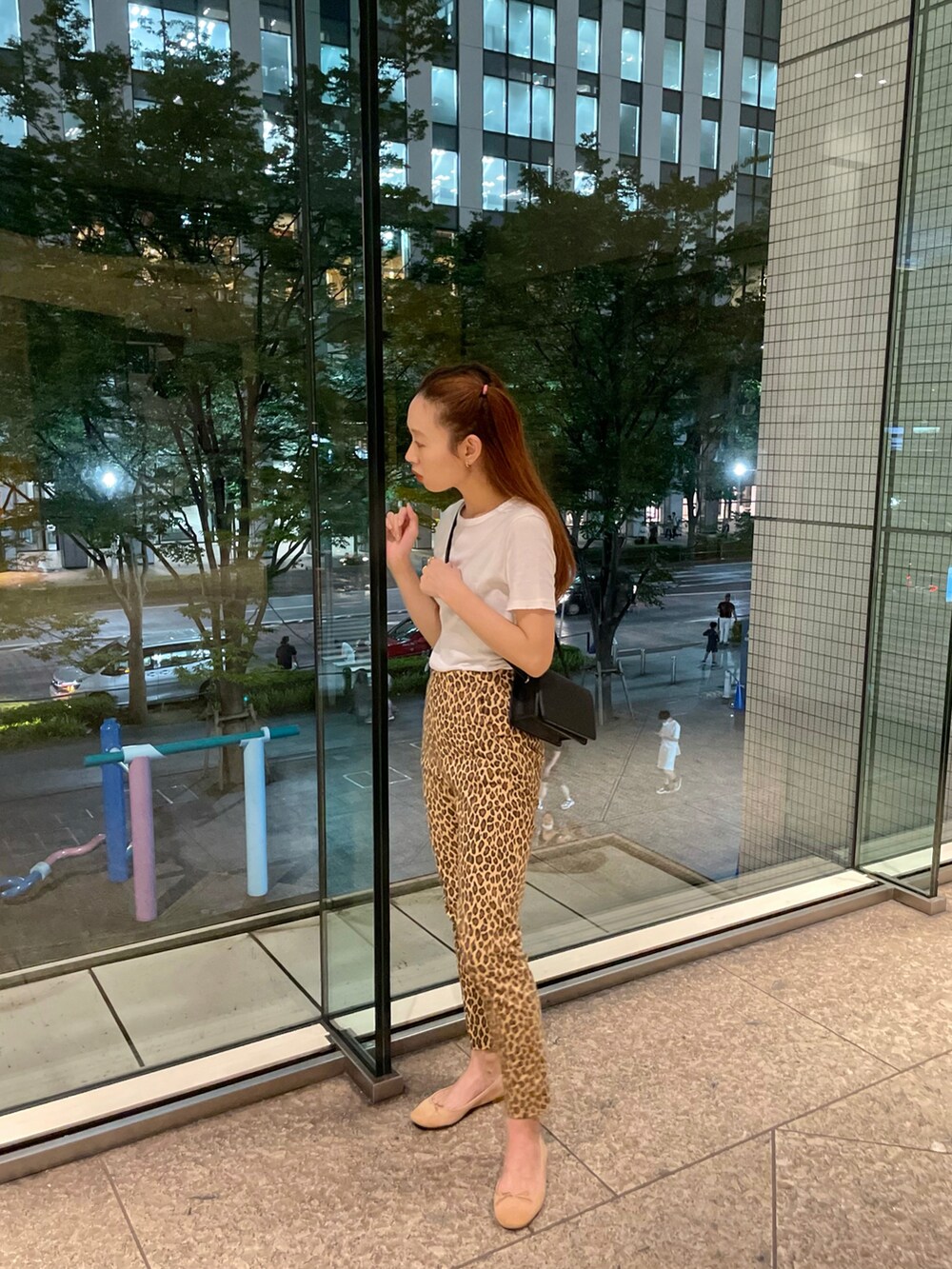 ホワイト系のTシャツ/カットソー、その他のデニムパンツ、ブラック系のショルダーバッグを着用したレディースの夏コーディネートの2枚目の写真