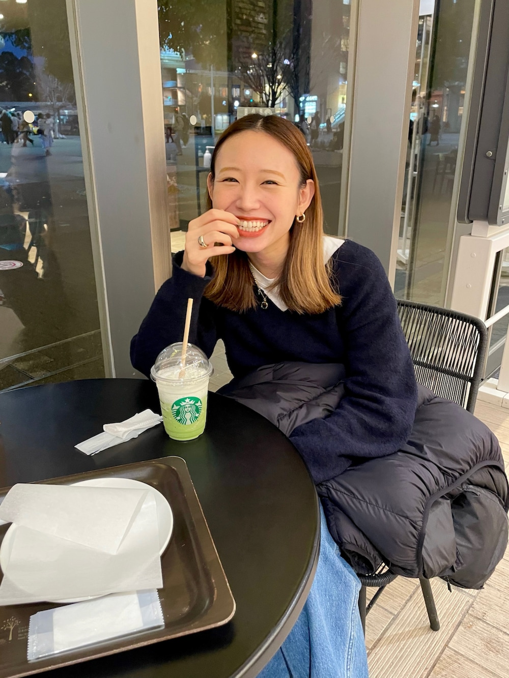 ブルー系のニット/セーター、ブラウン系の口紅/リップティント/グロスを着用したレディースの冬コーディネートの3枚目の写真