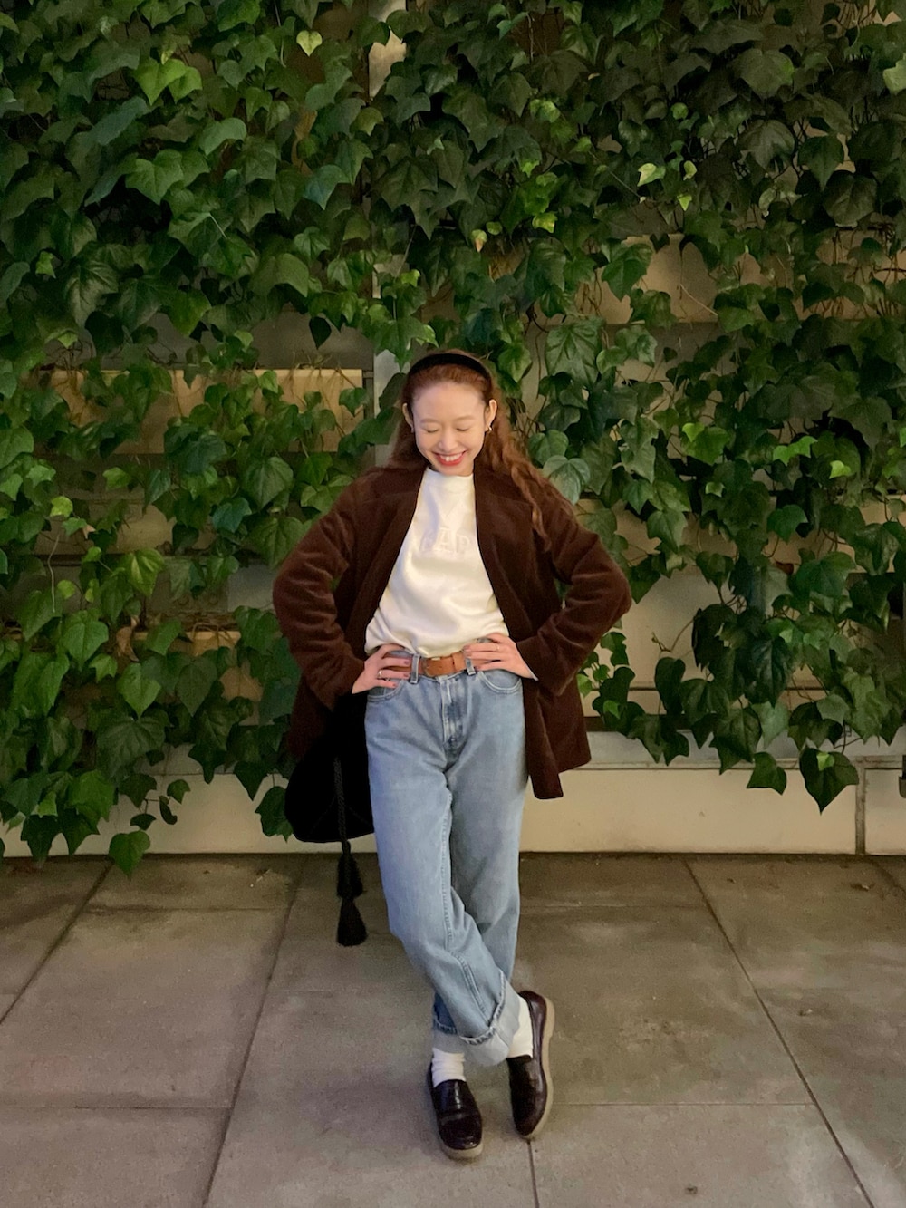 ブラウン系のテーラードジャケット、その他のスウェット、ブルー系のデニムパンツを着用したレディースの秋コーディネートの2枚目の写真