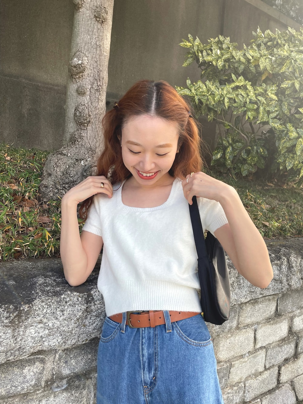 ホワイト系のニット/セーター、ブラック系のハンドバッグ、ピンク系のバレエシューズを着用したレディースの夏コーディネートの3枚目の写真