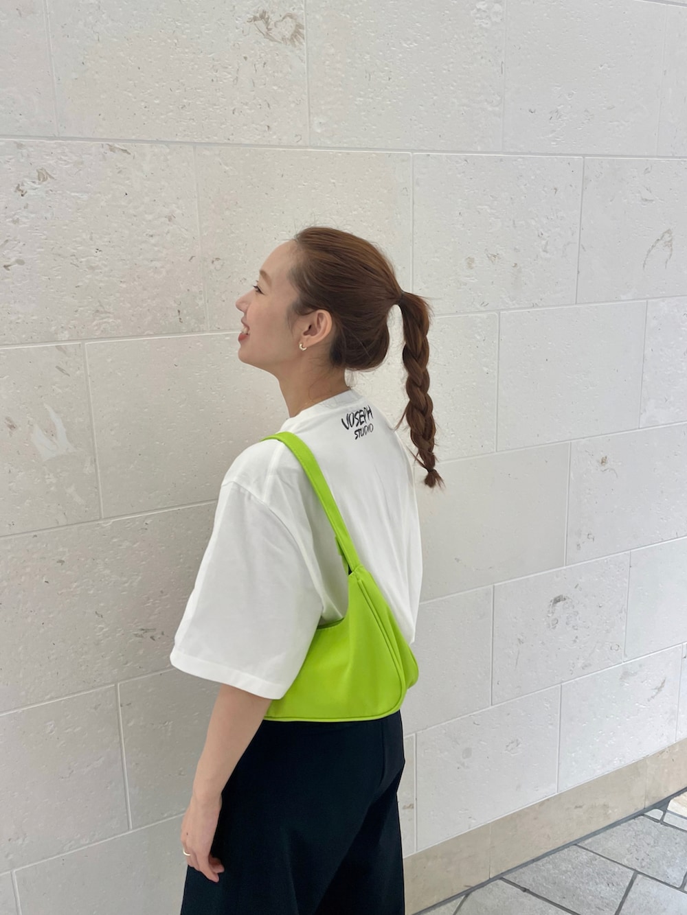 ホワイト系のTシャツ/カットソー、グリーン系のハンドバッグを着用したレディースの春コーディネートの2枚目の写真