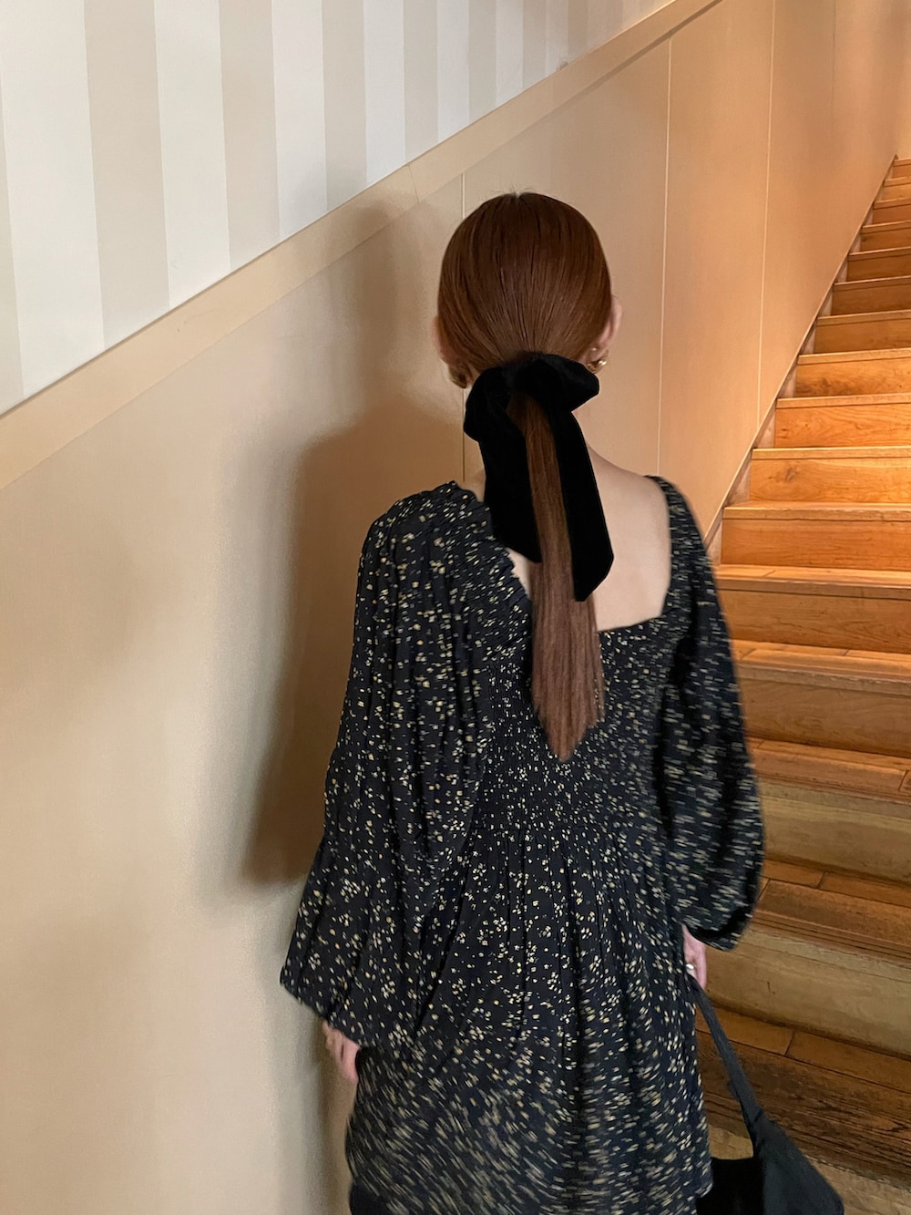 ブラック系のシャツ/ブラウス、シルバー系のバレエシューズを着用したレディースの冬コーディネートの2枚目の写真