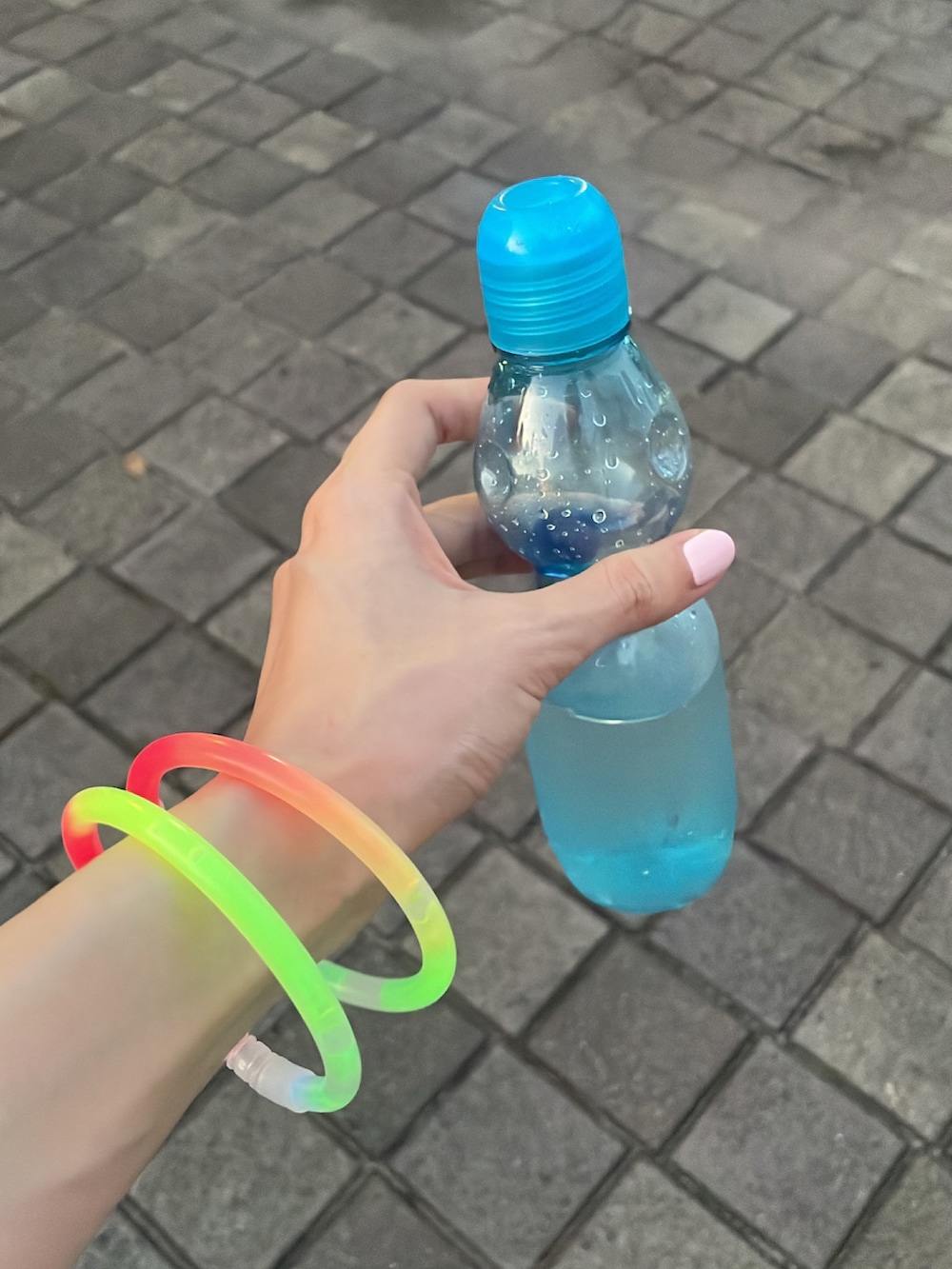 グレー系のTシャツ/カットソー、ブラック系のその他パンツ、シルバー系のバレエシューズを着用したレディースの夏コーディネートの3枚目の写真