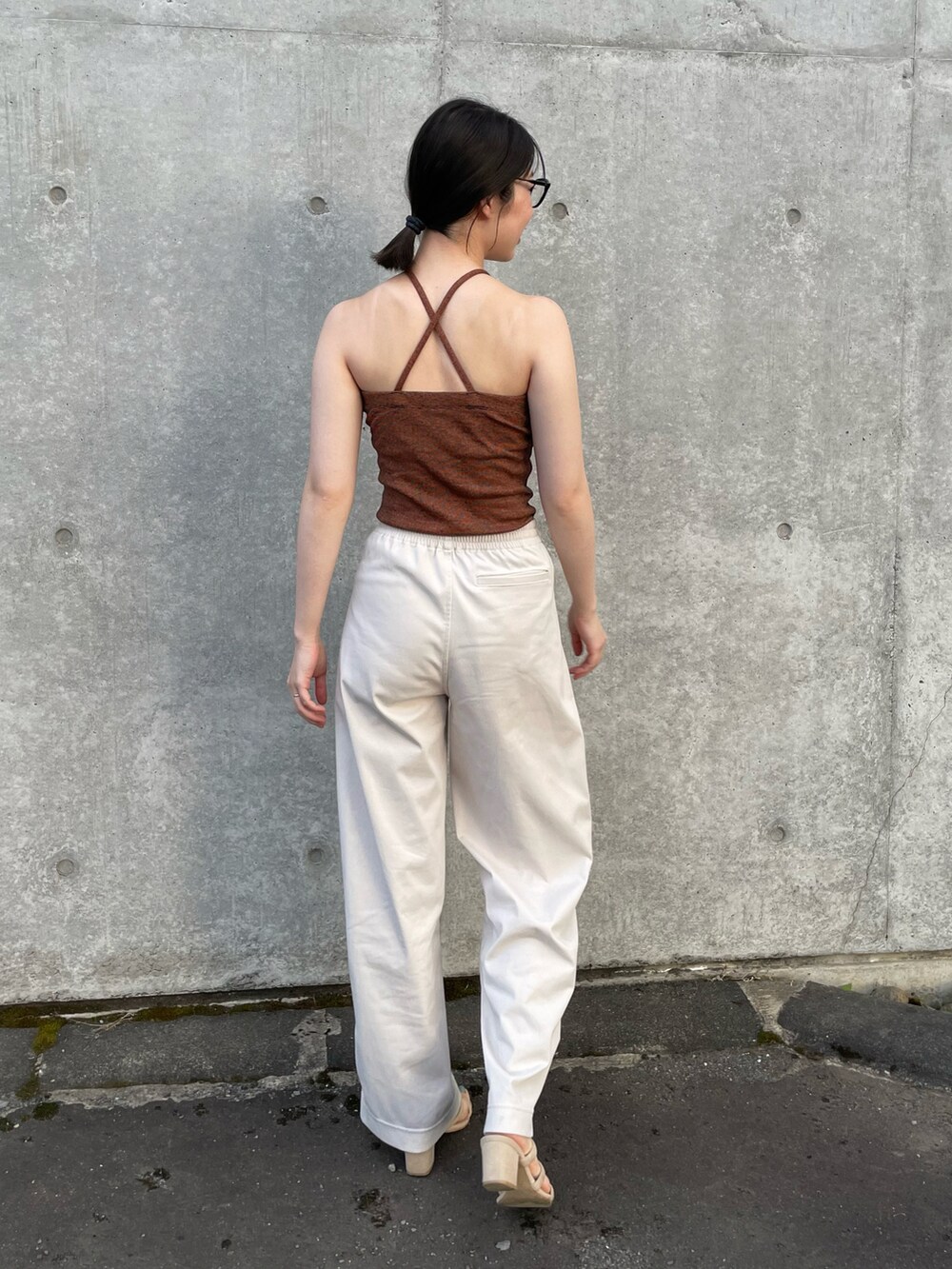 オレンジ系のキャミソール、ベージュ系のその他パンツ、ベージュ系のサンダルを着用したレディースの夏コーディネートの2枚目の写真