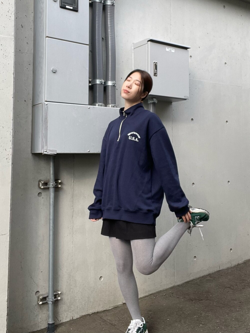 ブルー系のスウェット、ブラック系のその他パンツ、グリーン系のスニーカーを着用したレディースの冬コーディネートの2枚目の写真