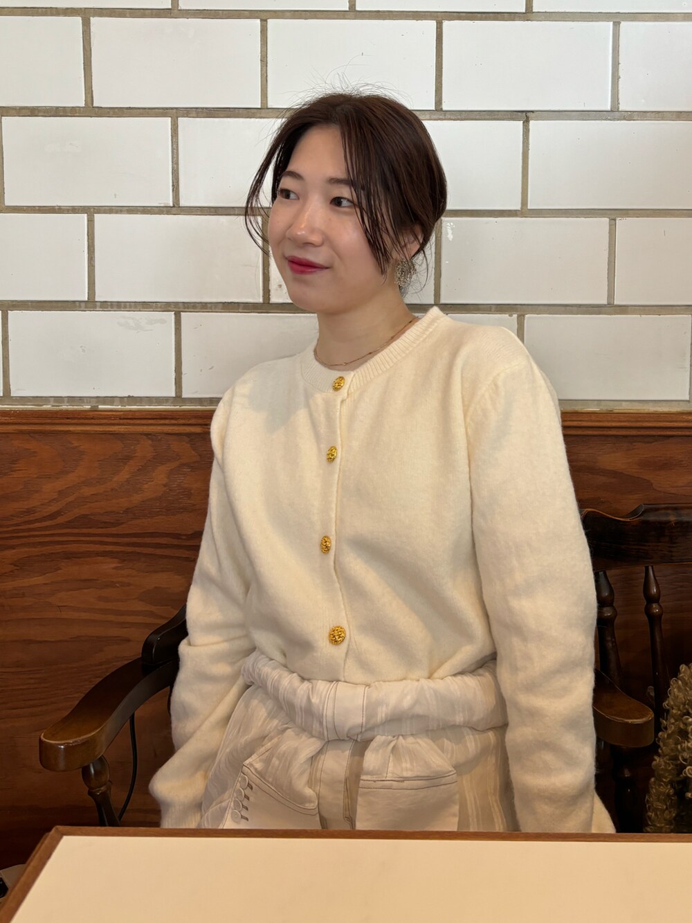 ホワイト系のその他アウター、ホワイト系のワンピース、ブラック系のバッグを着用したレディースの春コーディネートの2枚目の写真