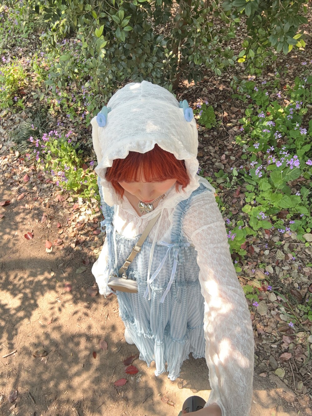 ホワイト系のTシャツ/カットソー、ブルー系のワンピース、ゴールド系のショルダーバッグを着用したレディースの春コーディネートの2枚目の写真