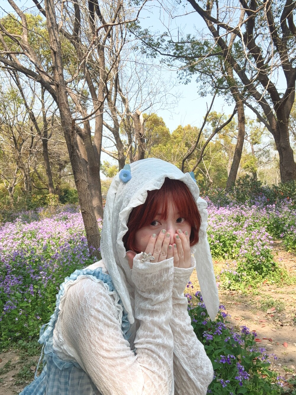 ホワイト系のTシャツ/カットソー、ブルー系のワンピース、ゴールド系のショルダーバッグを着用したレディースの春コーディネートの3枚目の写真