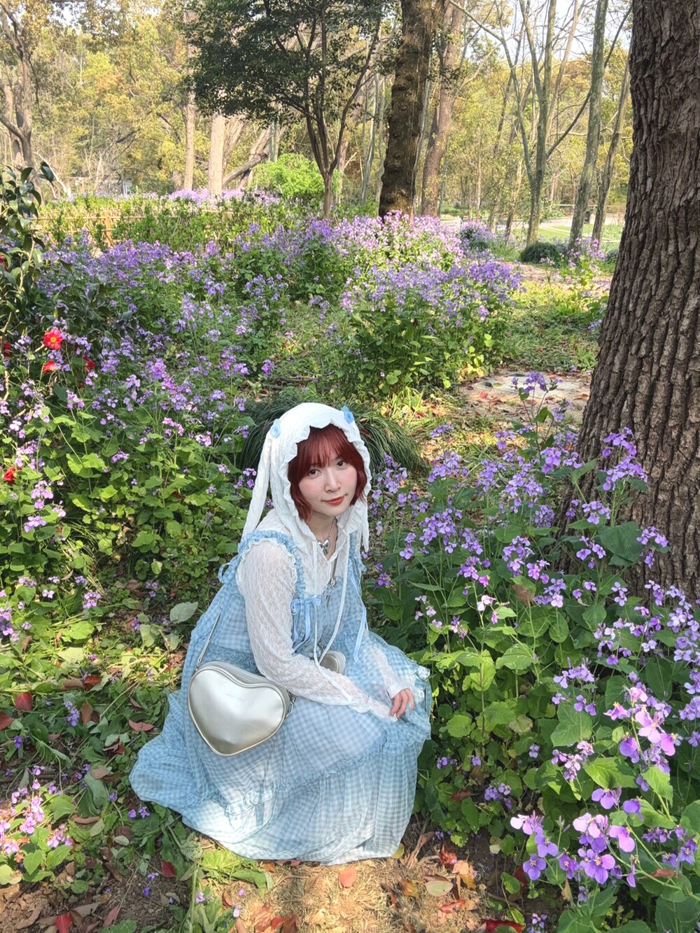 ホワイト系のTシャツ/カットソー、ブルー系のワンピース、ゴールド系のショルダーバッグを着用したレディースの春コーディネートの4枚目の写真