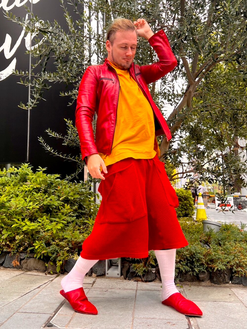 イエロー系のTシャツ/カットソー、レッド系のライダースジャケット、レッド系のその他パンツを着用したメンズの秋コーディネートの4枚目の写真