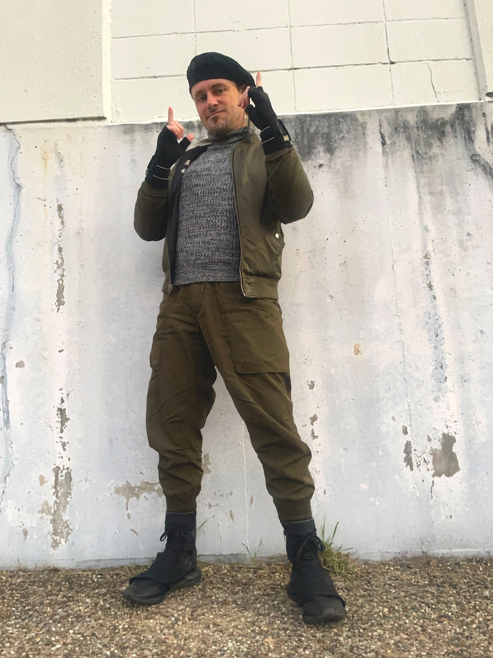 ブラック系のブルゾン、グリーン系のその他パンツ、ブラック系のスニーカーを着用したメンズの冬コーディネートの2枚目の写真