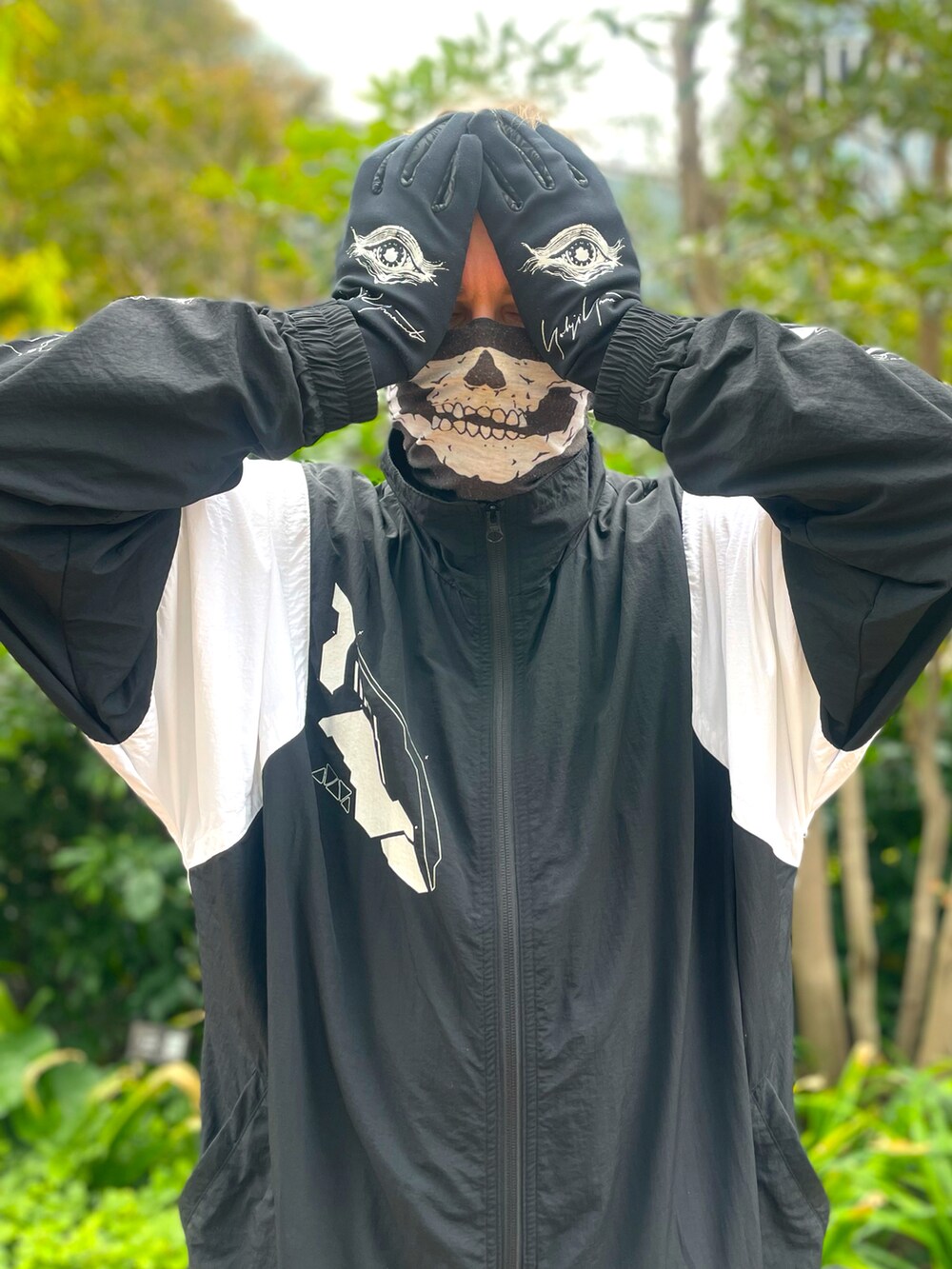 グレー系のTシャツ/カットソー、ブラック系のナイロンジャケット、ブラック系のパンツを着用したメンズの秋コーディネートの3枚目の写真