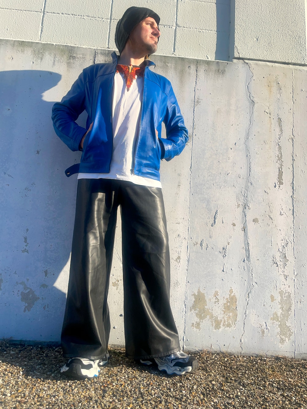 ブラック系のその他パンツ、ホワイト系のTシャツ/カットソー、ブルー系のライダースジャケットを着用したメンズの春コーディネートの2枚目の写真