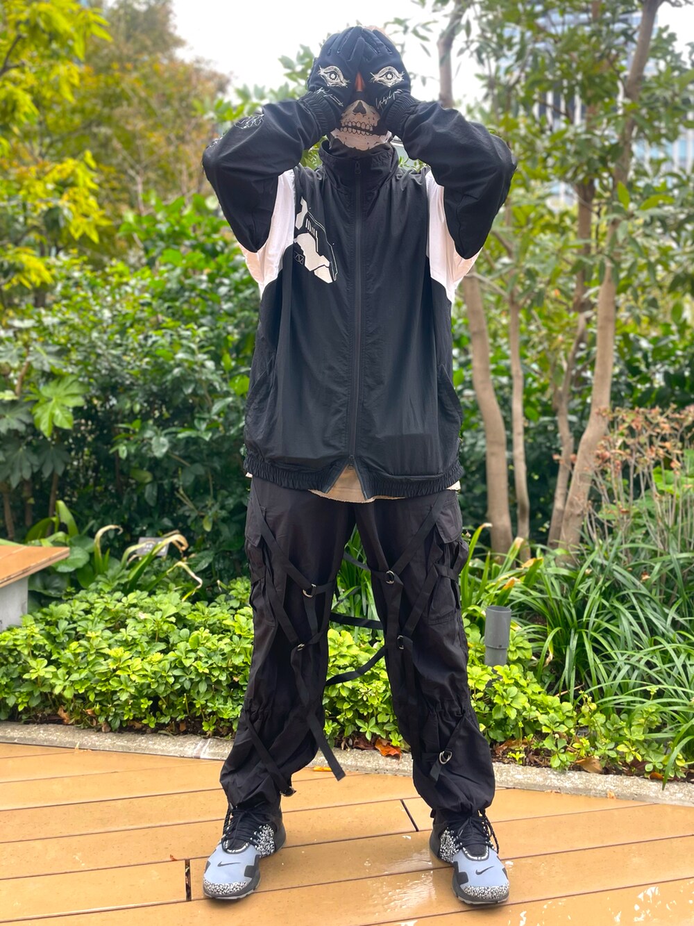 グレー系のTシャツ/カットソー、ブラック系のナイロンジャケット、ブラック系のパンツを着用したメンズの秋コーディネートの4枚目の写真