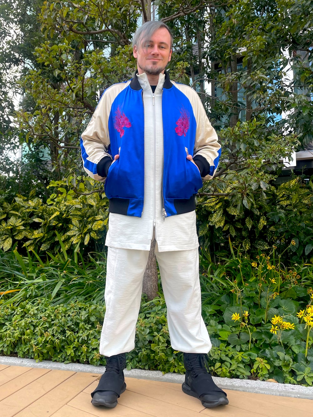 ブルー系のブルゾン、グレー系のその他パンツ、ブラック系のスニーカーを着用したメンズの冬コーディネートの2枚目の写真