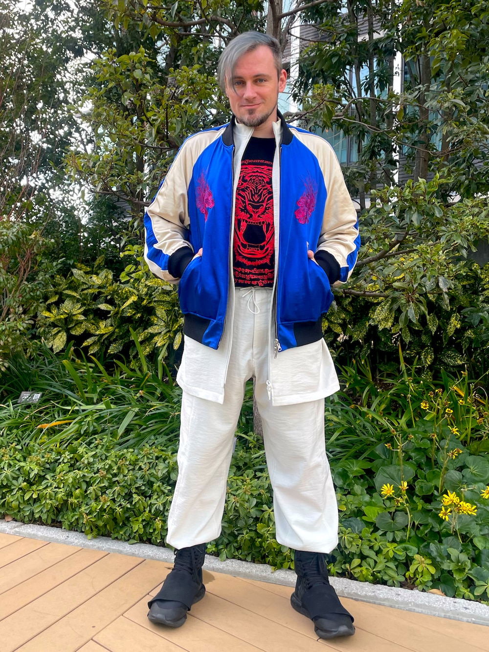 ブルー系のブルゾン、グレー系のその他パンツ、ブラック系のスニーカーを着用したメンズの冬コーディネートの3枚目の写真