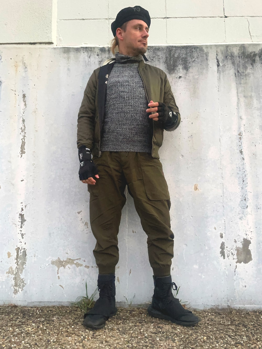 ブラック系のブルゾン、グリーン系のその他パンツ、ブラック系のスニーカーを着用したメンズの冬コーディネートの3枚目の写真