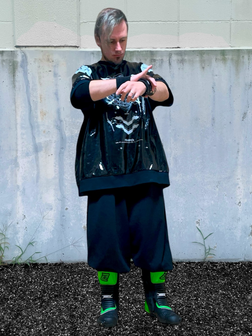 ブラック系のTシャツ/カットソー、ブラック系のその他パンツ、グリーン系のブーツを着用したメンズの春コーディネートの3枚目の写真