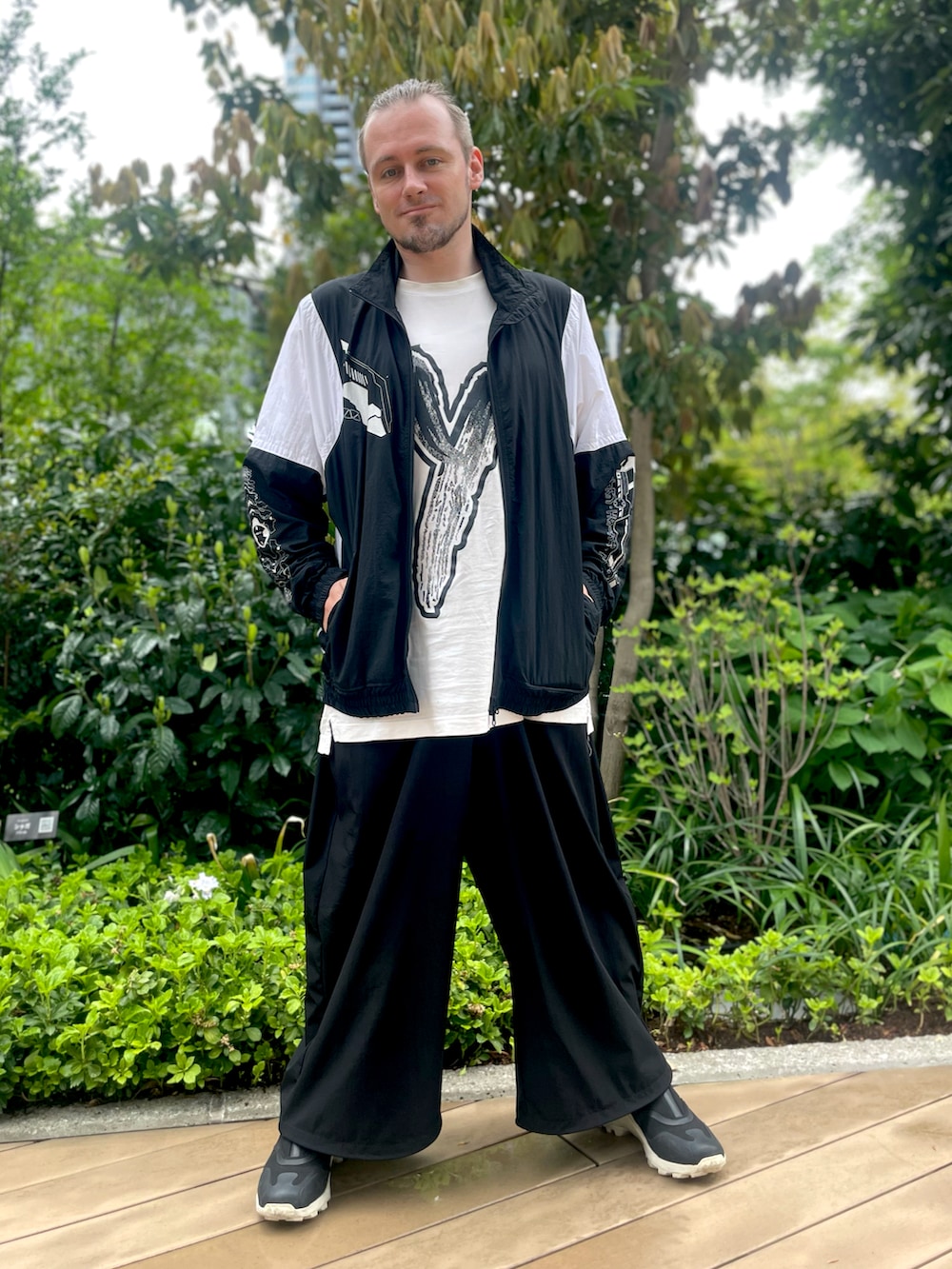 塔弁さんの「LOGO GFX TEE（Y-3）」を使ったコーディネートの3枚目の写真