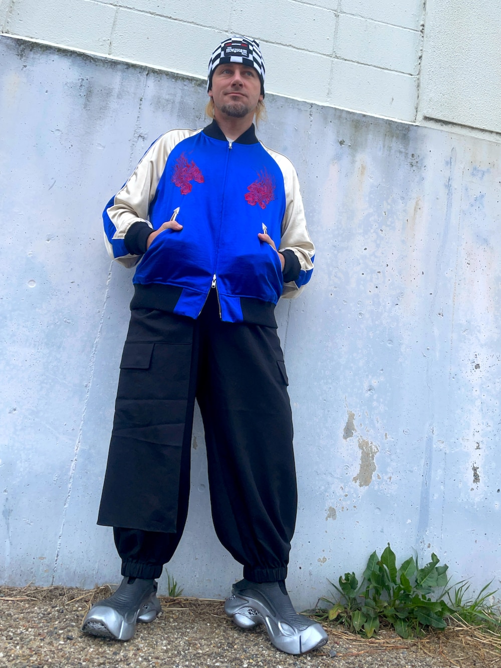 ホワイト系のTシャツ/カットソー、ブルー系のブルゾン、ブラック系のカーゴパンツを着用したメンズの春コーディネートの2枚目の写真