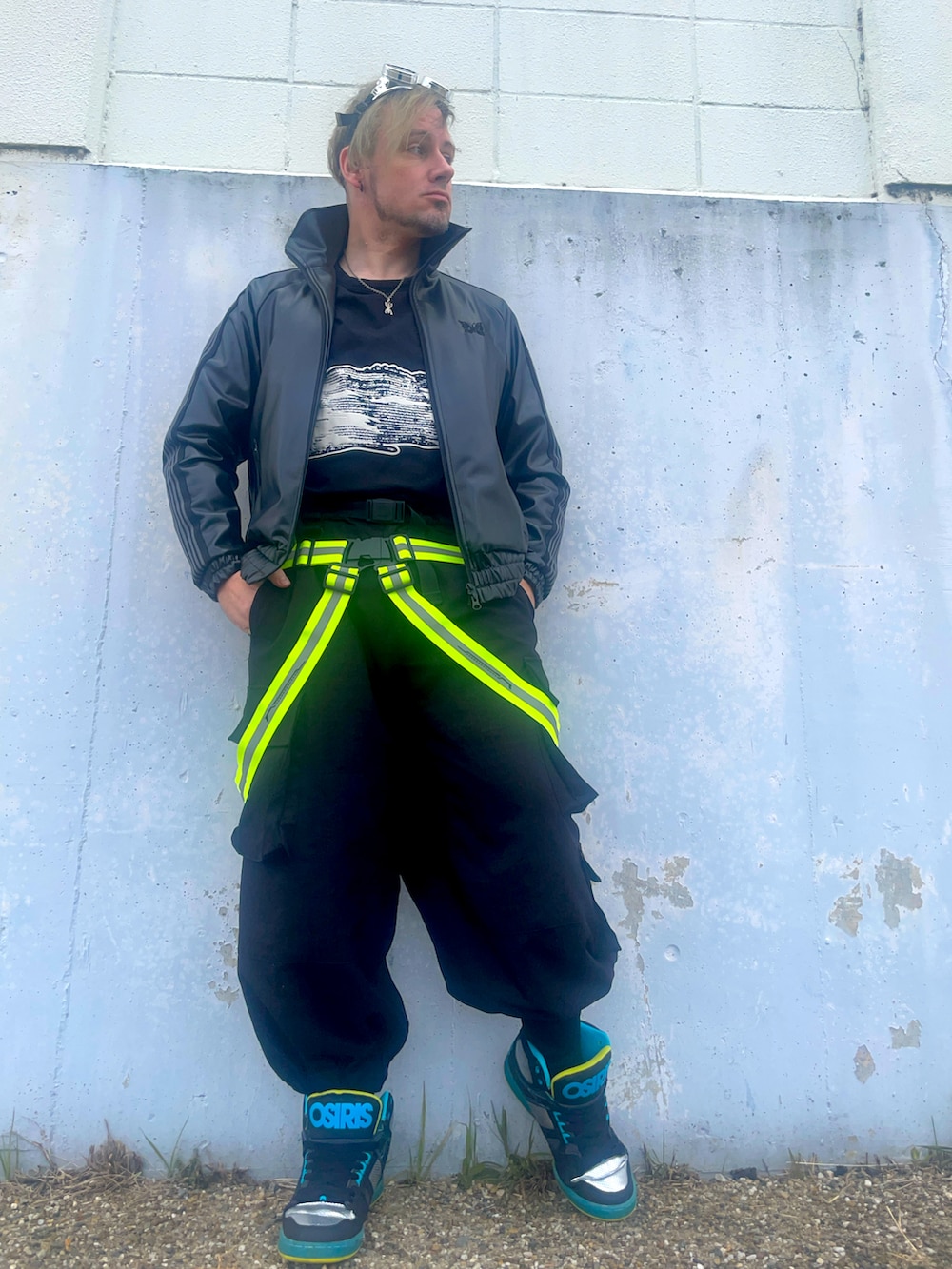 ブラック系のTシャツ/カットソー、ブラック系のセットアップ、ブラック系のその他パンツを着用したメンズの春コーディネートの2枚目の写真